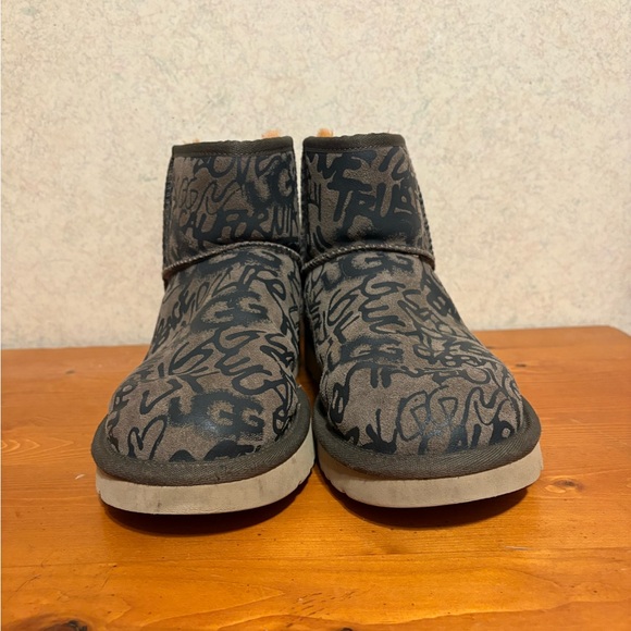 UGG Classic Street Graffiti Mini Ankle Boot EUC Womens Size 9 SN1105443 - Picture 2 of 11
